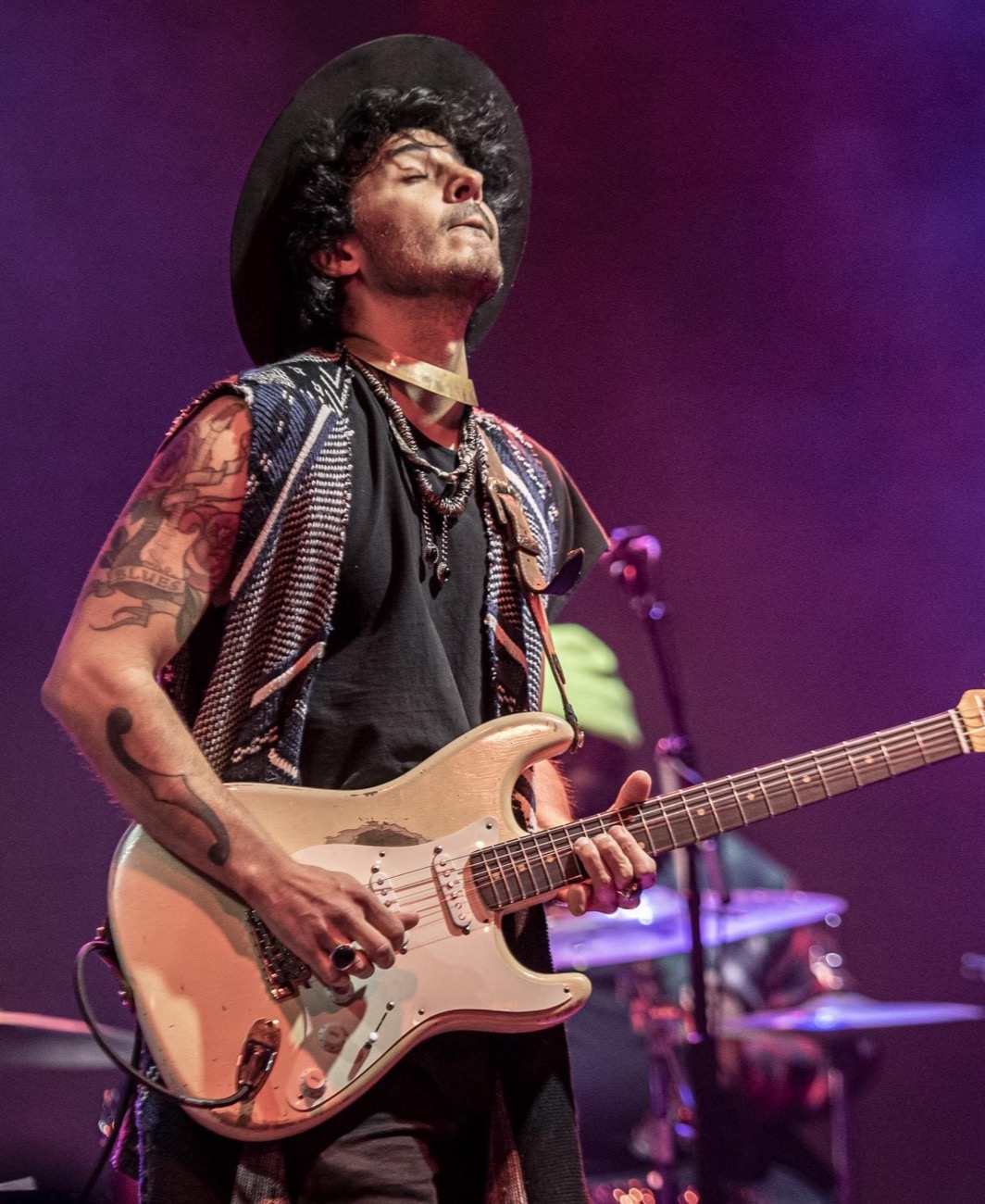 Artur Menezes tocando guitarra no palco